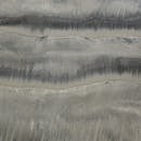 在海滩海岸线上，波浪形成的抽象沙纹鸟瞰图