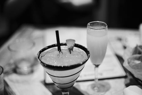 Darmowe zdjęcie z galerii z czarno-biały, drink, koktajl