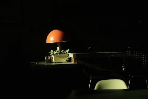Kostnadsfri bild av bord, interiör, mörker