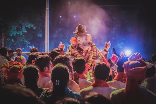 Foto Di Persone In Piedi Davanti Alla Statua Di Ganesha