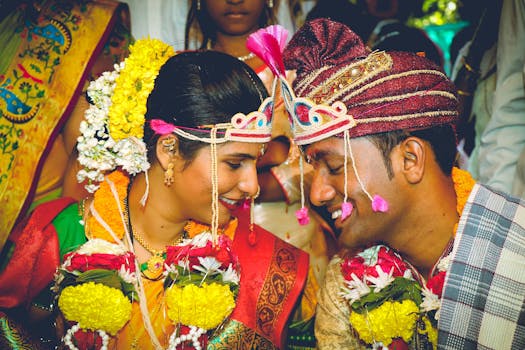 在充满活力的印度婚礼上，一对身着色彩缤纷传统服装的情侣正微笑着