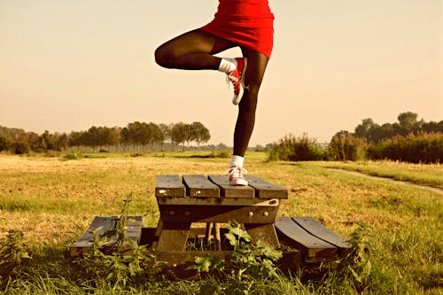 бесплатная Женщина, стоящая одной ногой на столе Стоковое фото