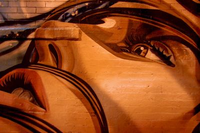 Mural colorat cu portret pe perete, artă stradală