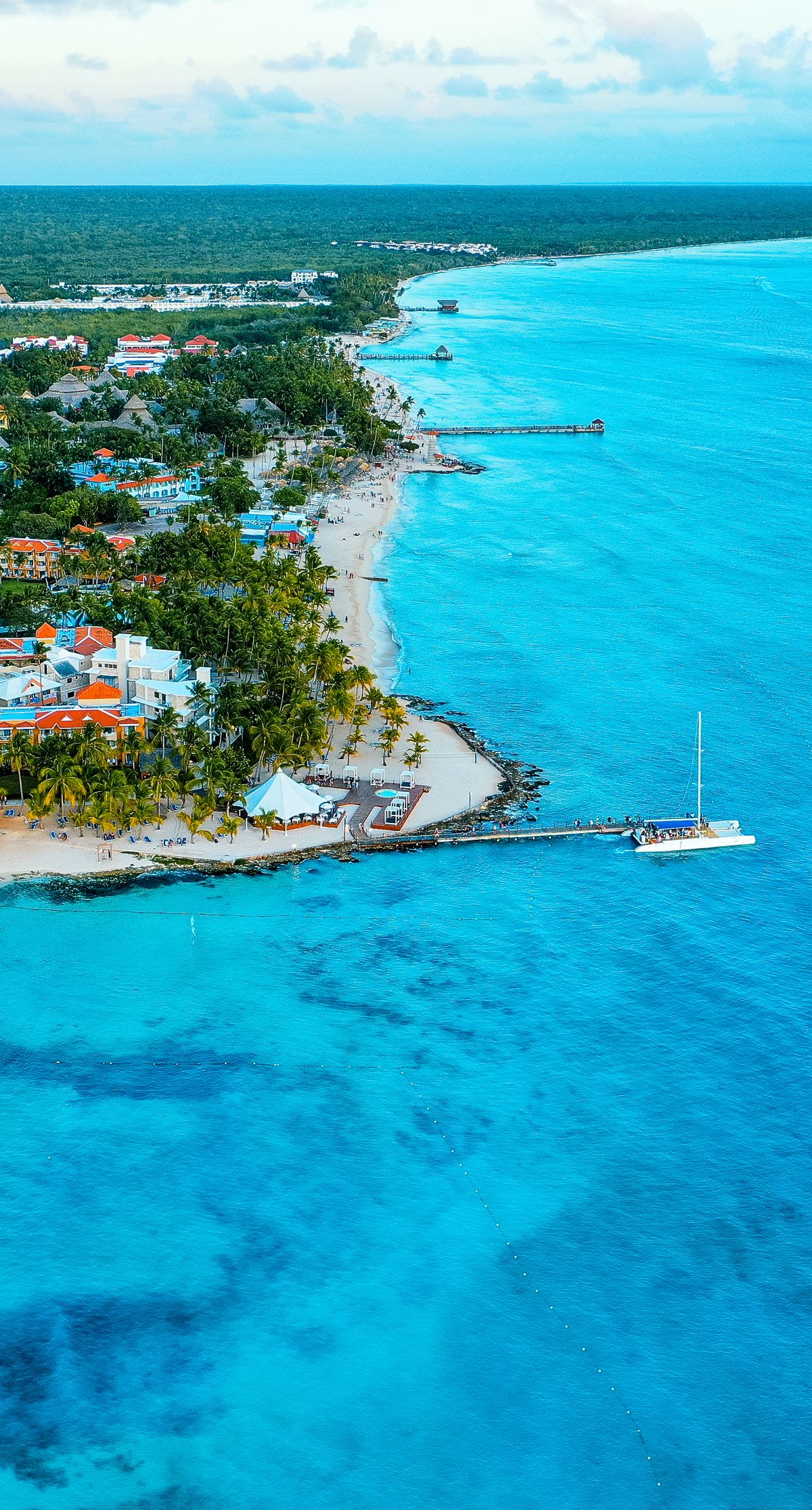 Türkisfarbene Küste und Resortlandschaft bei Bayahibe in der Dominikanischen Republik