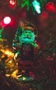 色彩缤纷的圣诞灯环绕着圣诞老人雕像，营造出节日气氛