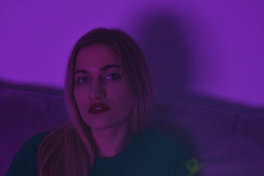 这幅女性肖像引人注目，灯光明亮，嘴唇红润，营造出一种喜怒无常的氛围