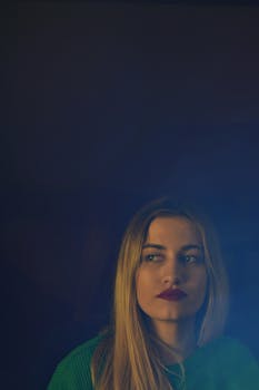 在弱光下，一幅迷人的女性肖像被描绘出来，散发着内省与美丽