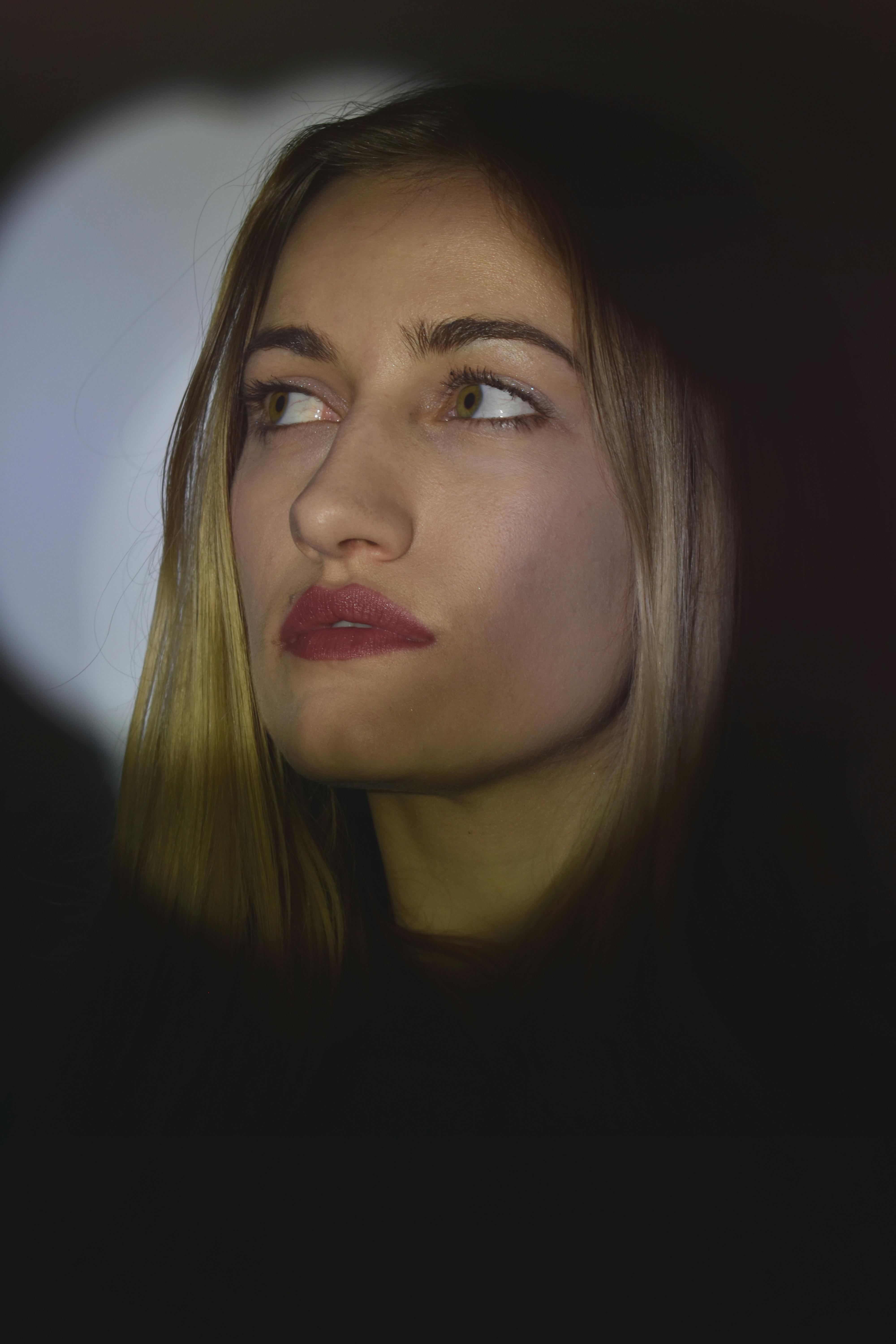 一位女性若有所思地凝视着远方的艺术肖像