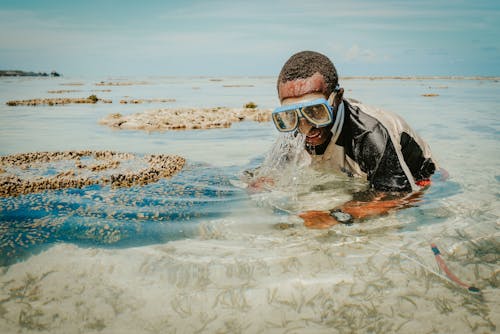 Immagine gratuita di acqua, capelli corti, capelli neri