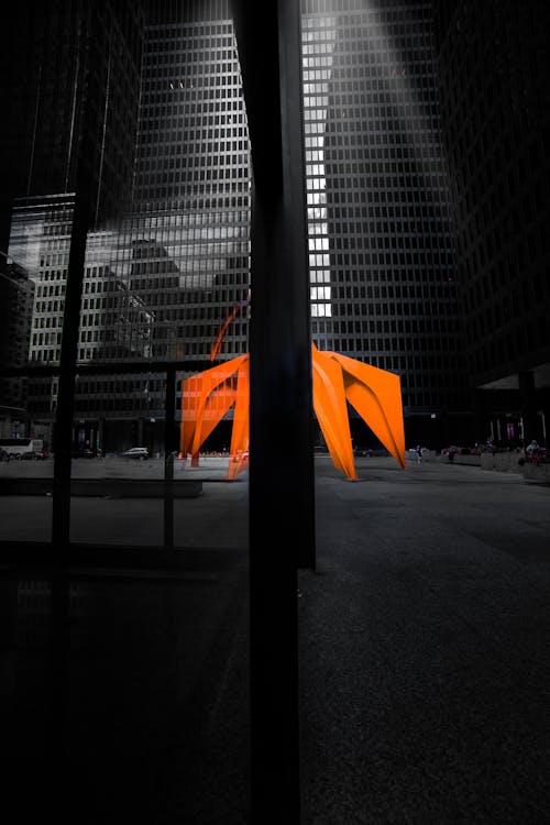 Tente Orange En Face D'un Immeuble