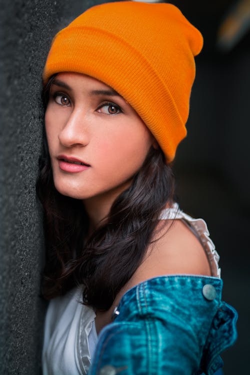 Mujer Vestida Con Gorro De Punto Naranja