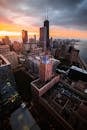 从空中俯瞰芝加哥，日落时分的天际线令人惊叹，充满活力的色彩映衬着标志性的摩天大楼和城市建筑