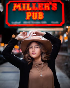 一位时尚女士自信地在米勒酒吧外摆姿势，展现都市时尚