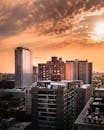 城市景观令人惊叹，摩天大楼与壮观的日落天空交相辉映，云层散落其间