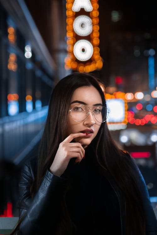 女人在夜间抱着她的嘴唇