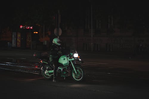Foto stok gratis biker, BMW, di malam hari