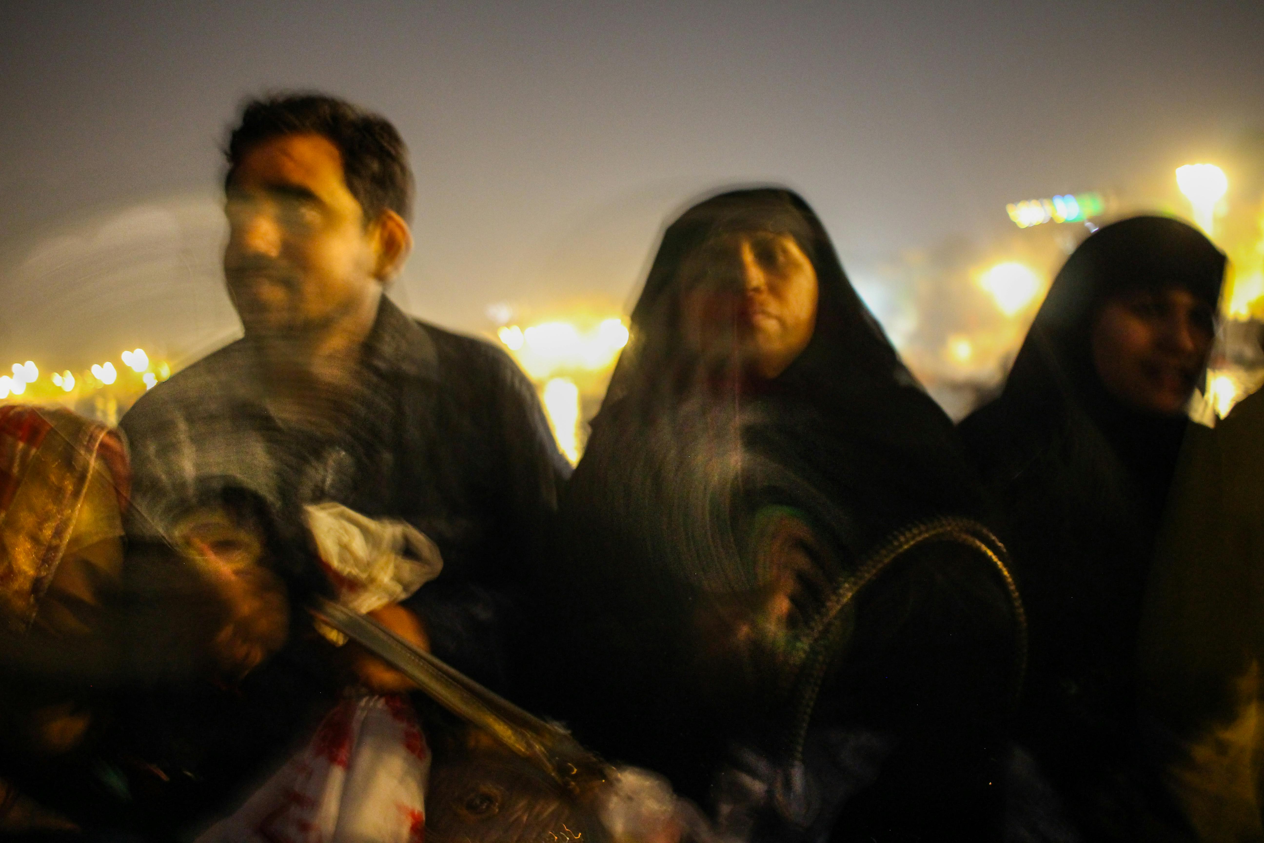 Táxi amarelo em uma rua movimentada de cidade
