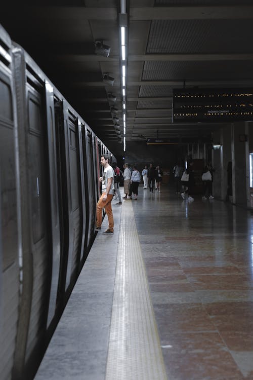 Kostenloses Stock Foto zu menschen, metro, öffentliche verkehrsmittel