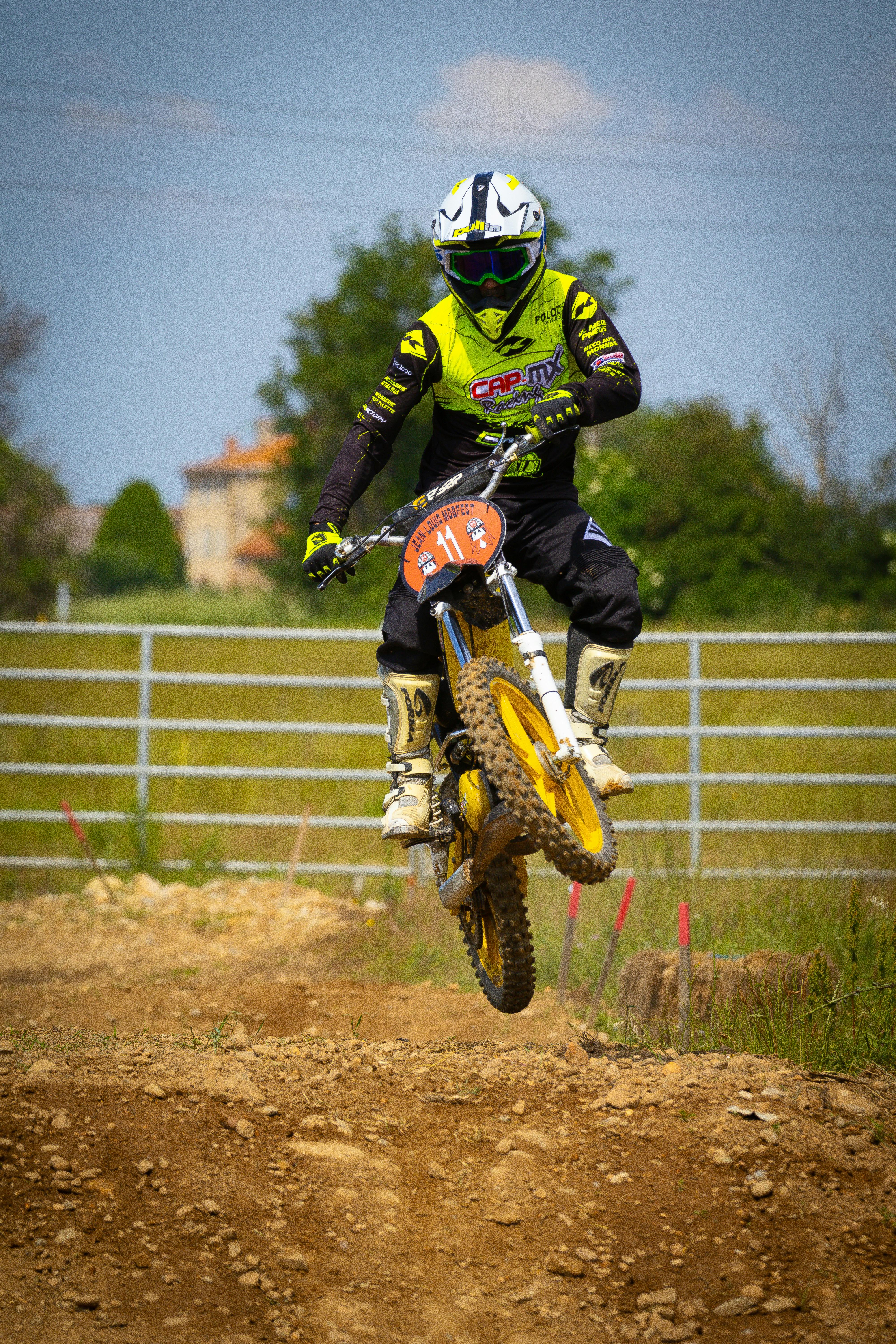 Hombre En Traje De Moto Blanco Y Negro Montando Motocross Dirt Bike · Foto  de stock gratuita