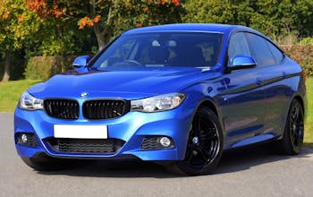 Carro moderno numa estrada, simbolizando proteção automóvel