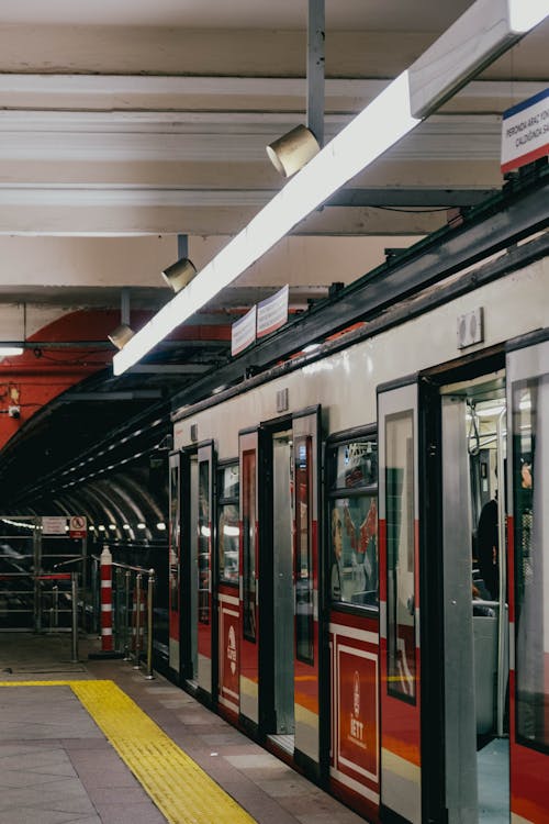 Foto stok gratis bawah tanah, kendaraan umum, kereta api