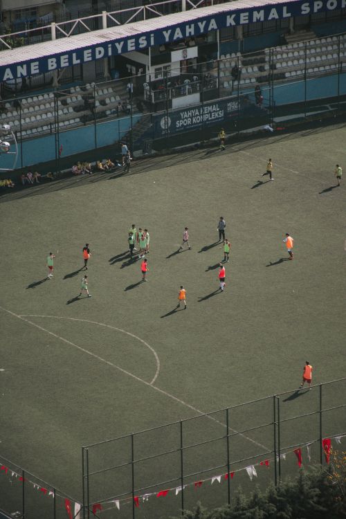 Foto udara pertandingan sepak bola di stadion