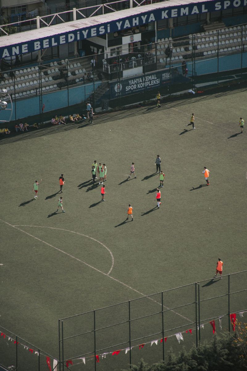 Jucători tineri pe terenul de fotbal