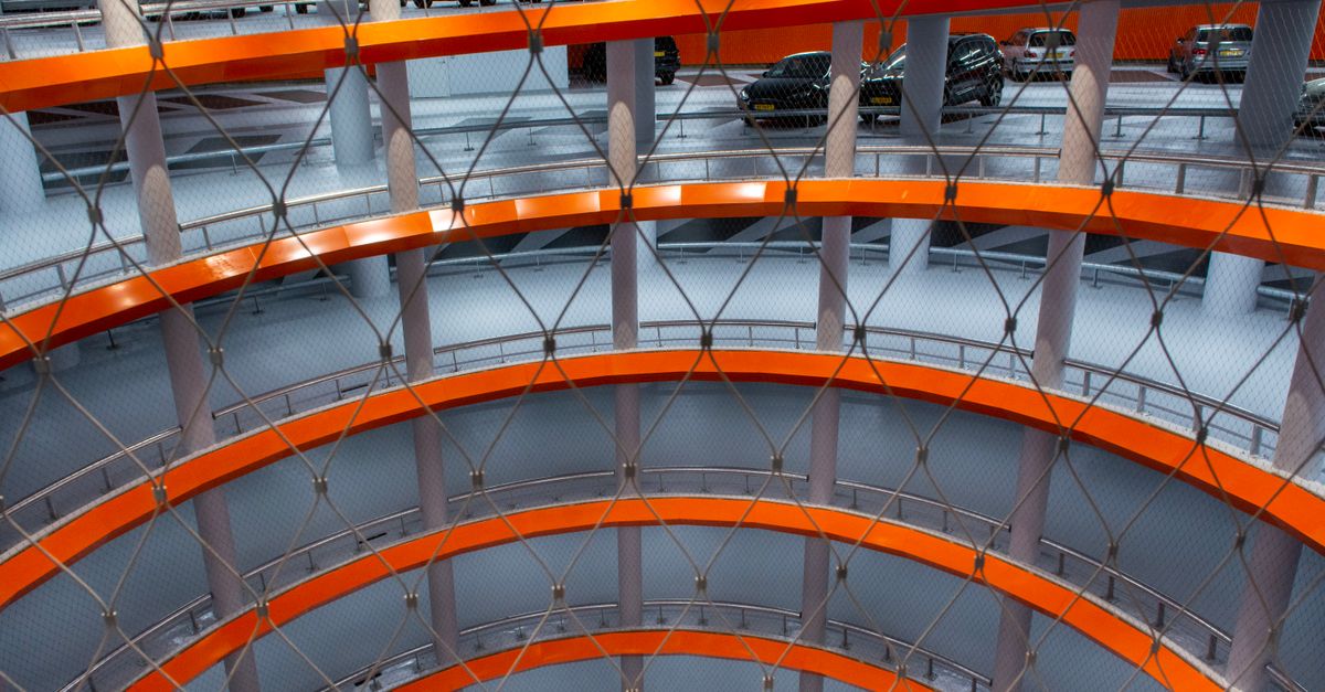 Parkhaus am Flughafen Frankfurt mit geparkten Fahrzeugen