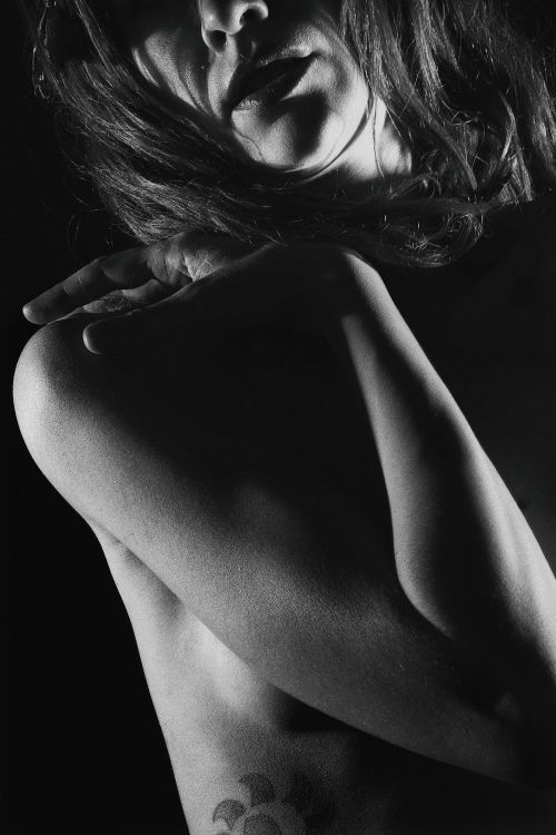 Free Elegant black and white portrait of a nude woman captured in studio lighting, emphasizing natural beauty. Stock Photo