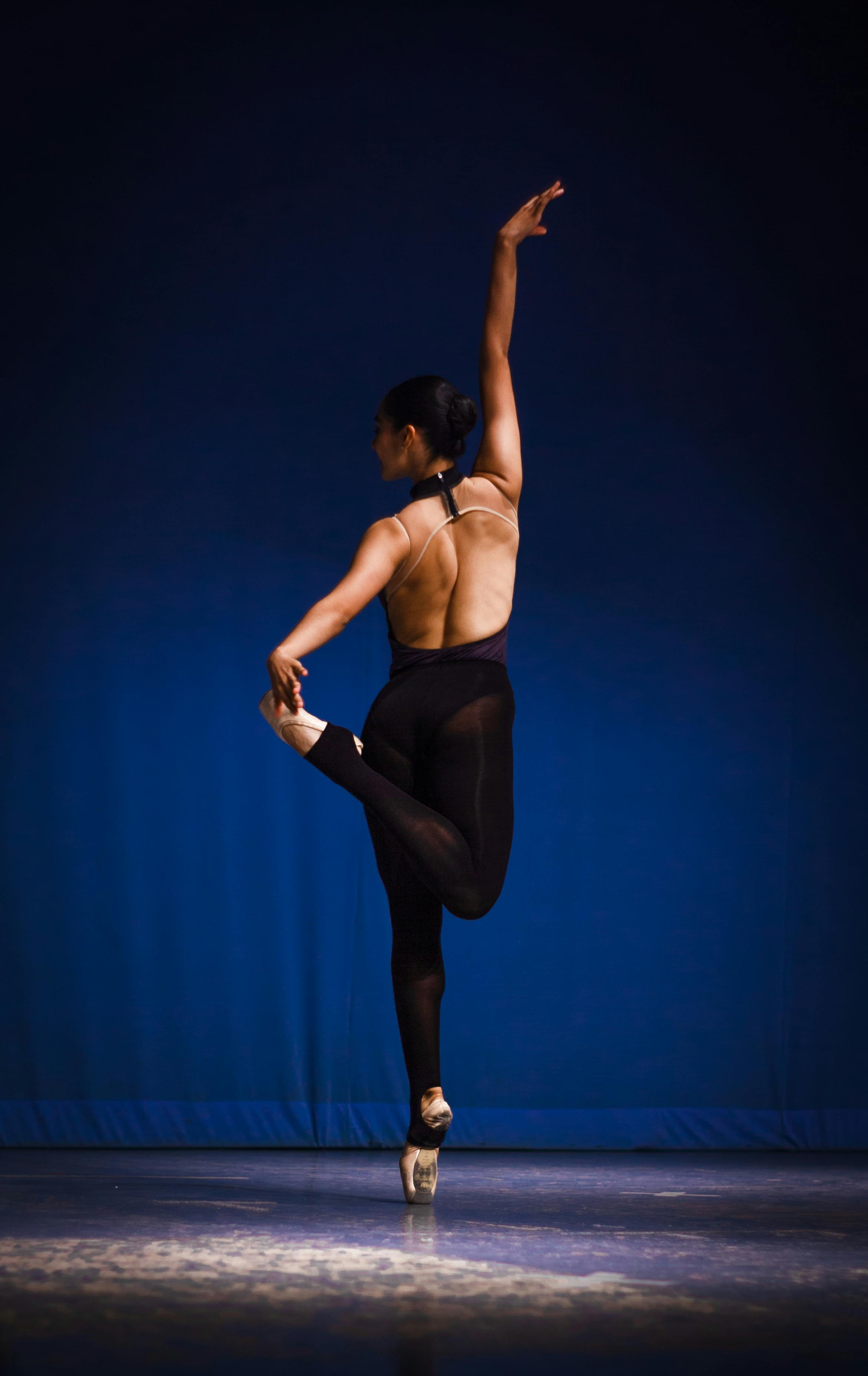 Gratis Ballerina Danser På Scenen Arkivbilde