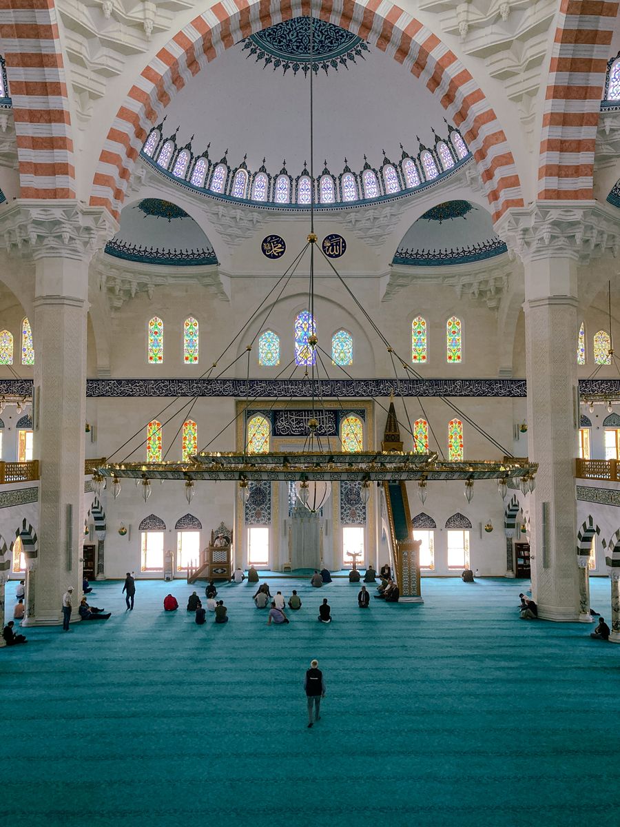 Dalaman masjid berhias dengan jemaah sedang menunaikan solat