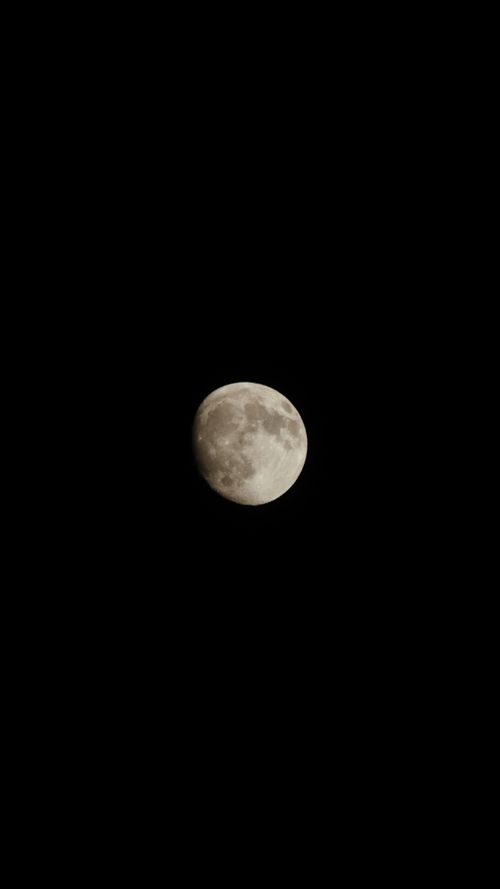 Free Captivating shot of the moon against a dark sky, perfect for astronomy enthusiasts. Stock Photo
