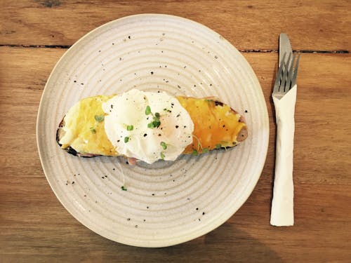 Omelete De Ovo Em Prato De Cerâmica Redondo Branco