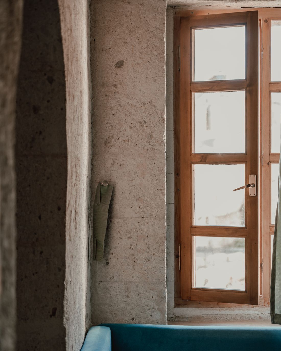 Interior arquitectónico con ventana de madera