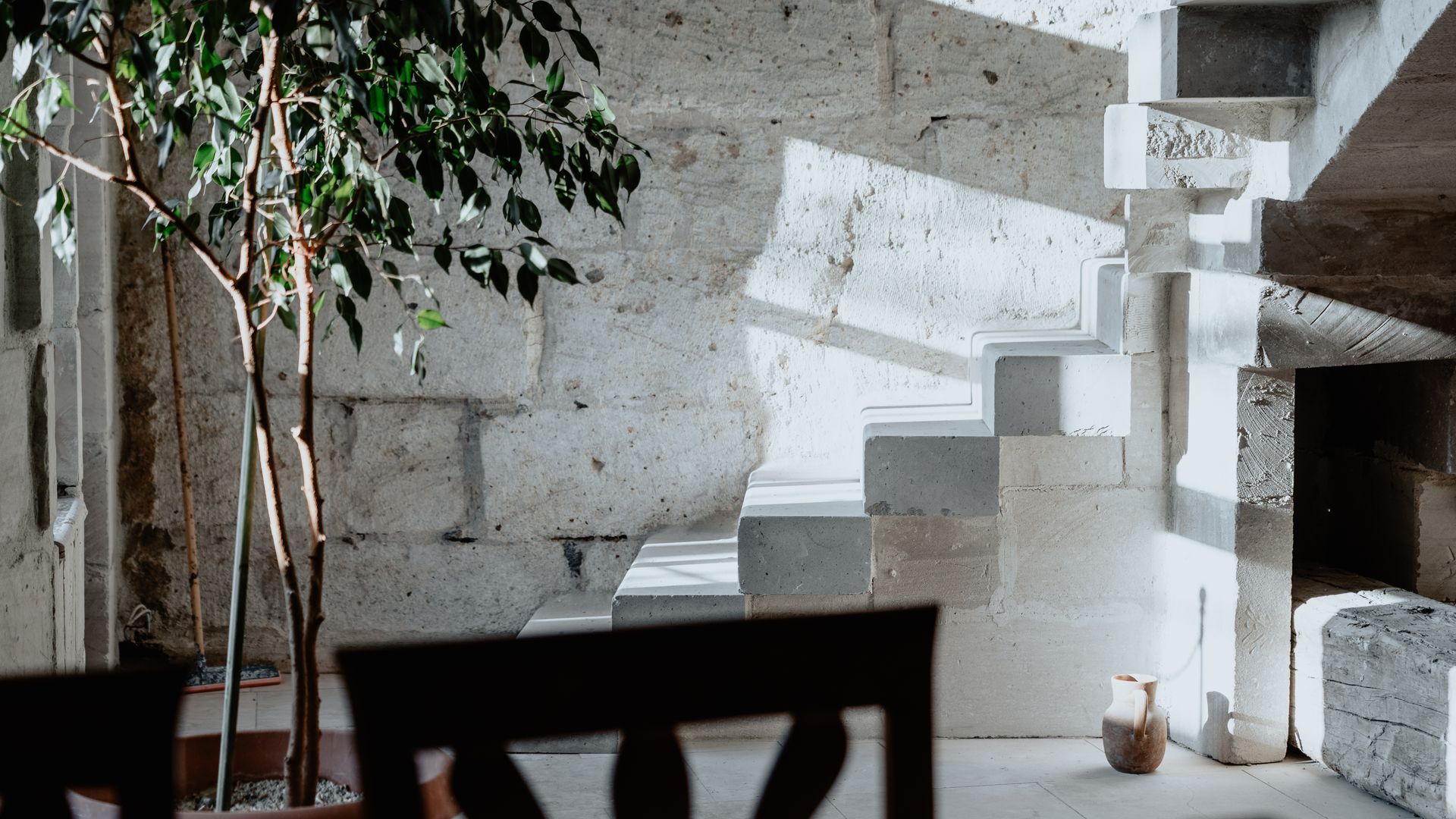 Bespoke Furniture Maker in Nicosia: Local Prices — illustrasjonsbilde