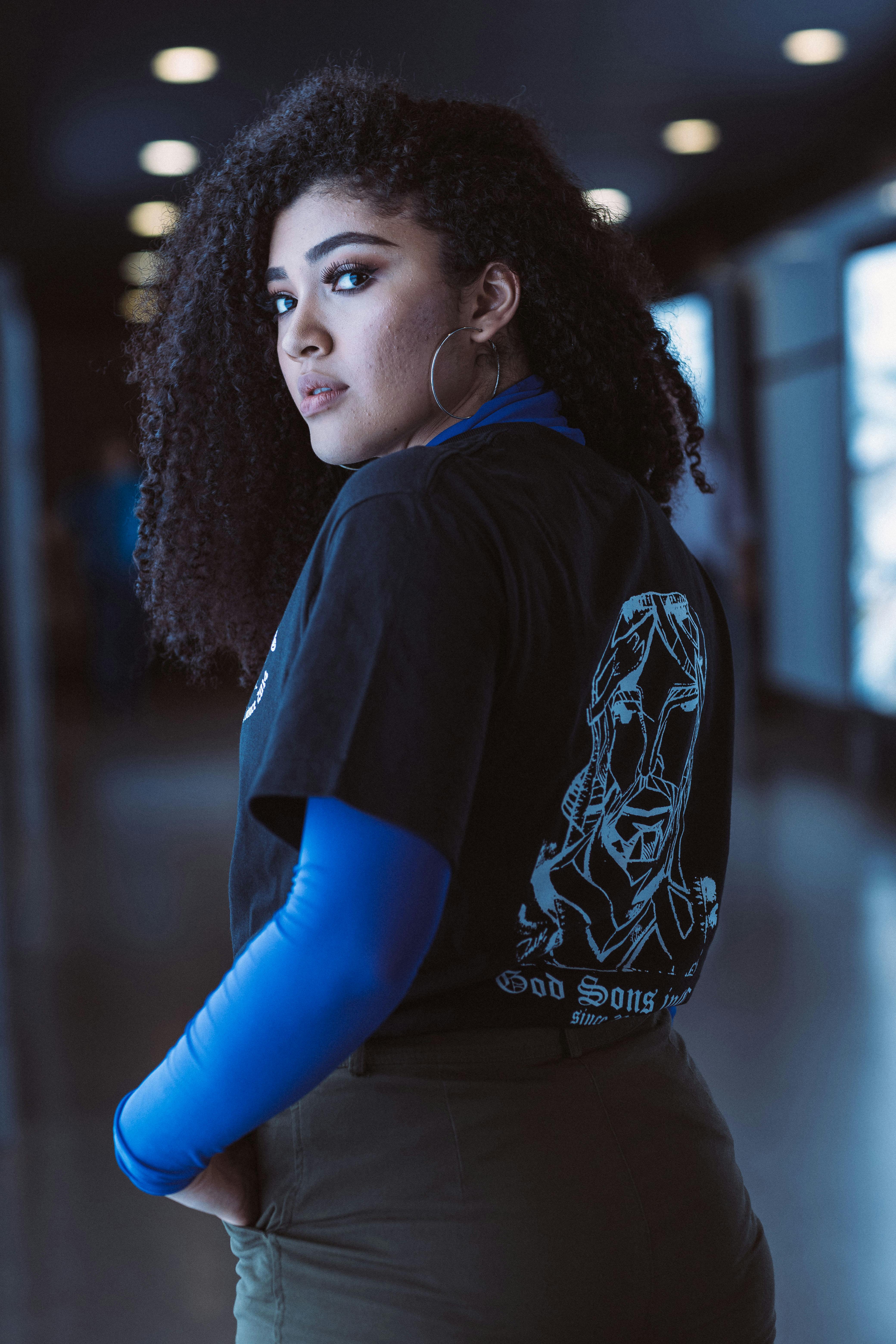 一位自信的年轻女子在室内穿着时尚休闲装摆姿势