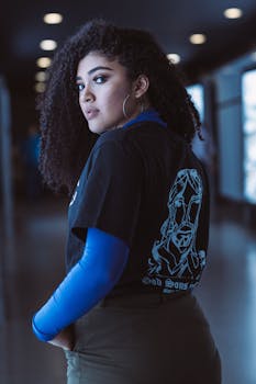 一位自信的年轻女子在室内穿着时尚休闲装摆姿势