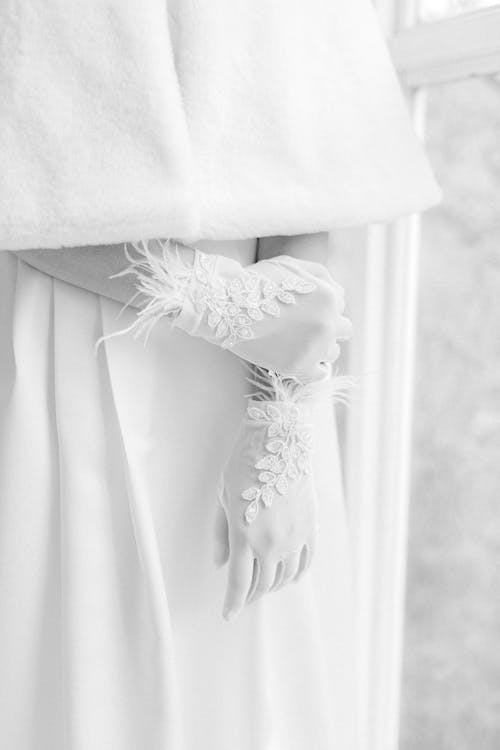 Darmowe zdjęcie z galerii z białe ubrania, czarno-biały, fotografia mody