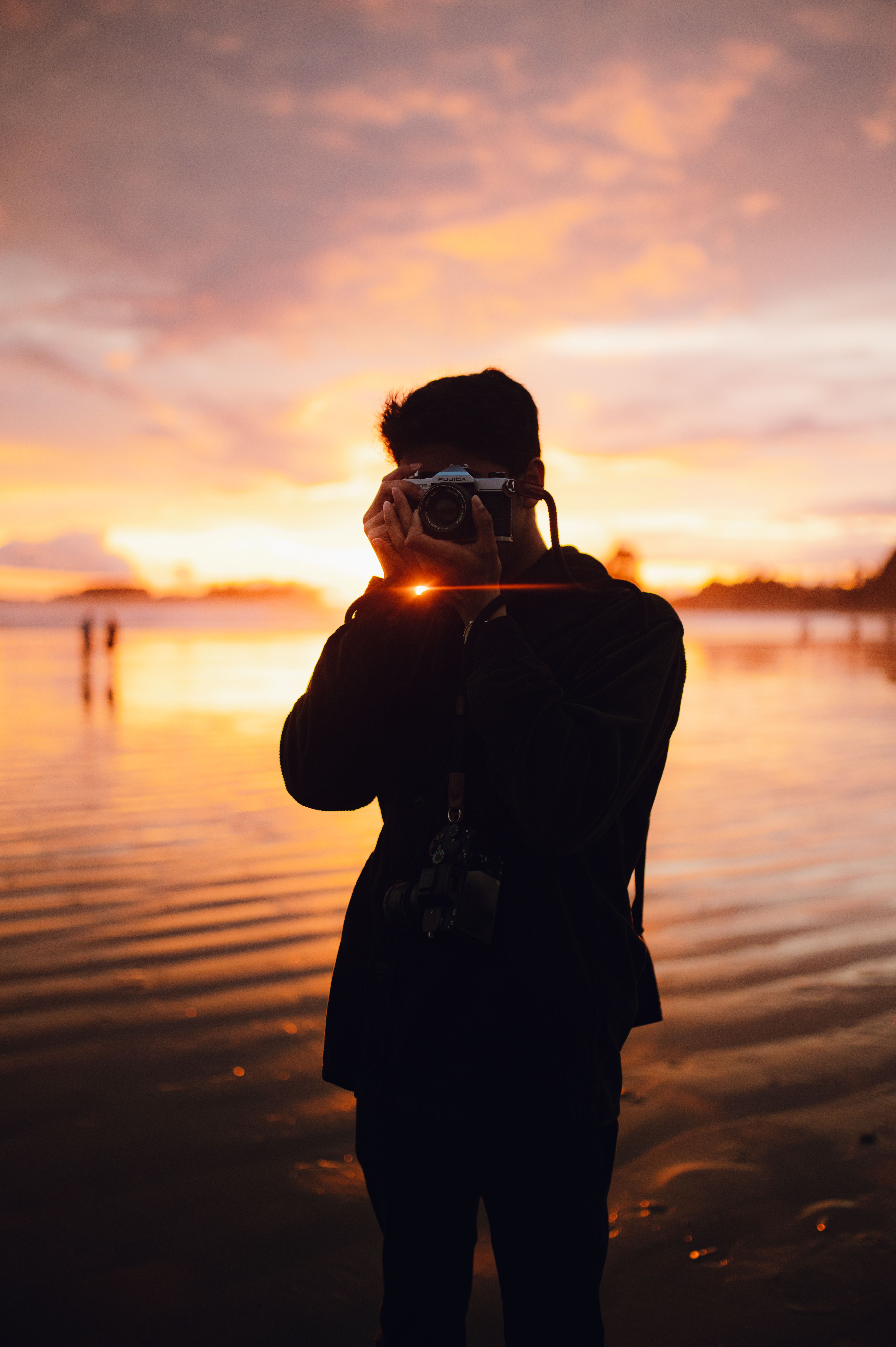 Fotografía playas en la hora dorada sin altas luces quemadas — cómo proteger tu cámara en la playa