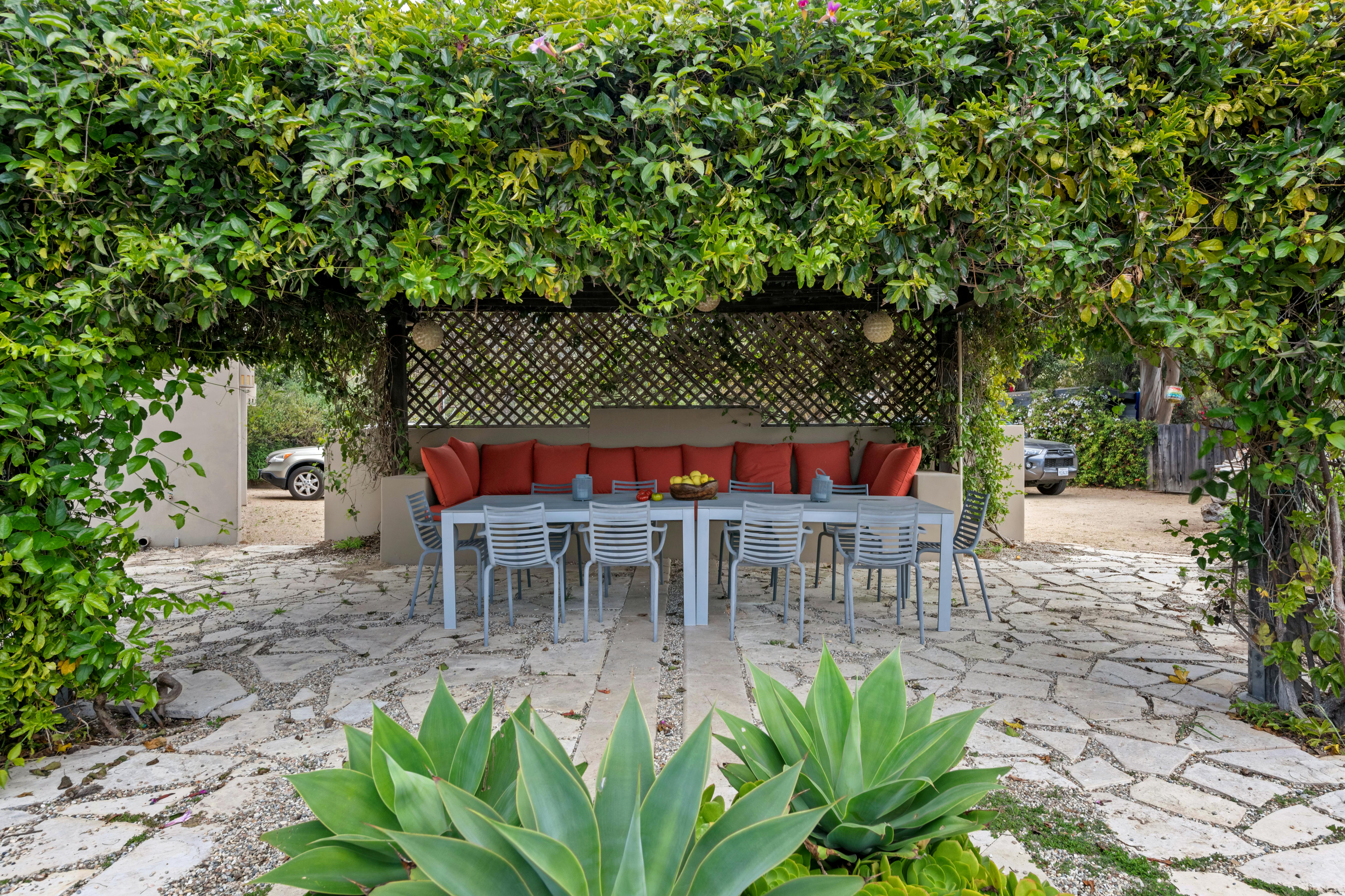 בחירת פתרונות הצללה מתקדמים למתחם אירוח עם פינות ישיבה מוצלות