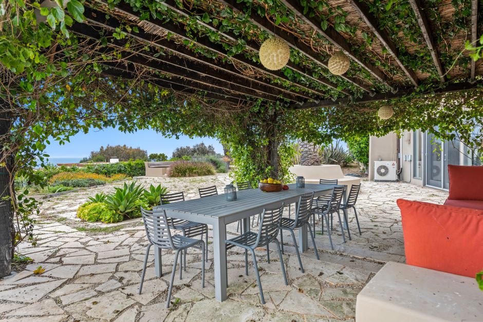 Schaduwrijke pergola met kleurrijke tuindecoratie Schaduwrijke pergola met kleurrijke tuindecoratie