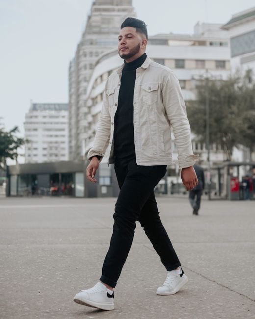 Cream corduroy jacket over a black turtleneck. Cold morning, easy answer.
#dailystyle #cream #jacket #sneakers