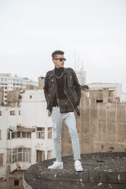 Leather jacket over a turtleneck with light jeans, my go-to for cool evenings 🖤
#styleinspo #black #leatherjacket #jeans