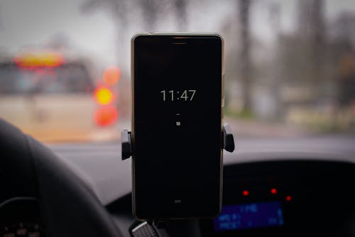 Free Turned-on Smartphone Displaying 11:47 Stock Photo