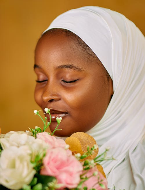 Gratis arkivbilde med afrikansk kvinne, ansikt, blomster