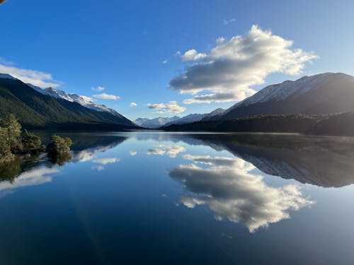 Gratis Fotos de stock gratuitas de cielo azul, lago, montañas Foto de stock