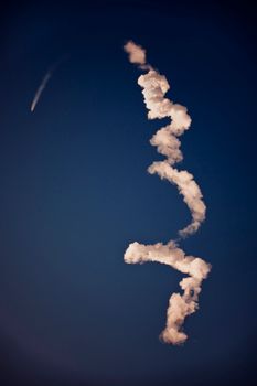 蜿蜒的轨迹映衬在充满活力的蓝天下，展现了航空技术的魅力