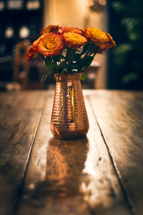 Rosas Naranjas En Jarrón