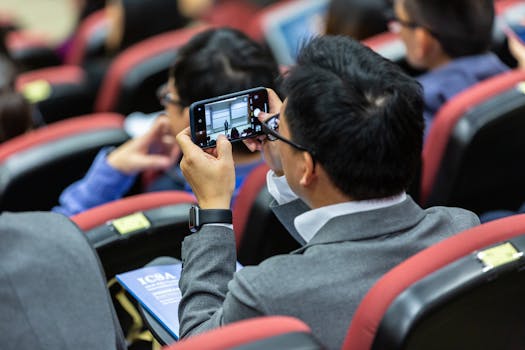 在一次会议上，商人通过智能手机屏幕介绍了照片