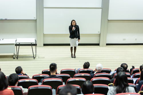 拿著話筒的婦女站立在人群前面